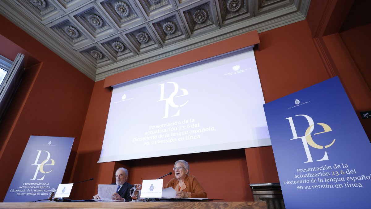 Madrid. El director de la RAE y presidente de la ASALE, Santiago Muñoz Machado (i), y la directora de la 24.ª edición del Diccionario de la Lengua Española (DLE), la académica Paz Battaner.