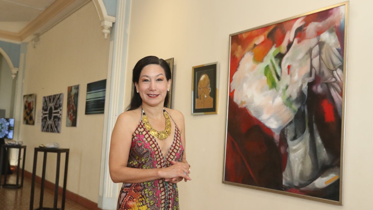 Propuesta. María Verónica León, posa junto a su obra que se expone en una de las salas de un edificio patrimonial en el Parque Histórico.