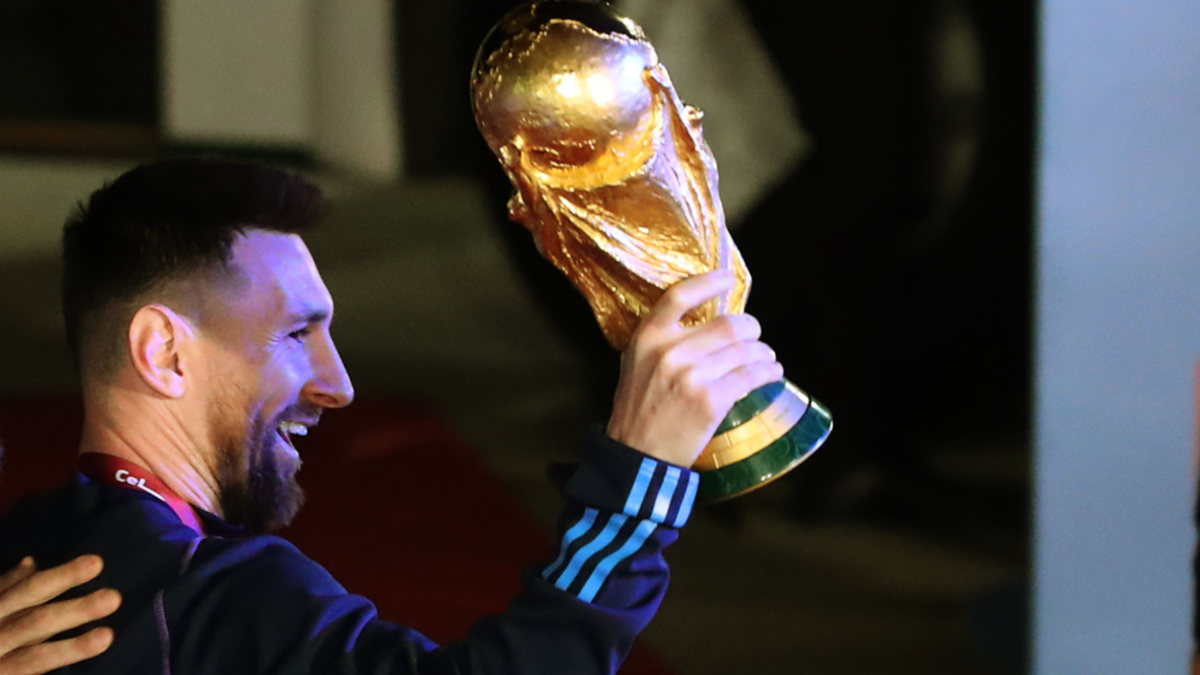 Messi con la Copa del Mundial de fútbol.