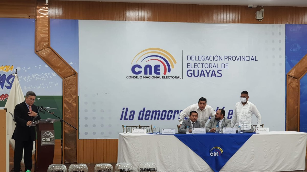 El sorteo público inició alrededor de las 10:00 y contó con la presencia de los delegados de las distintas organizaciones políticas.