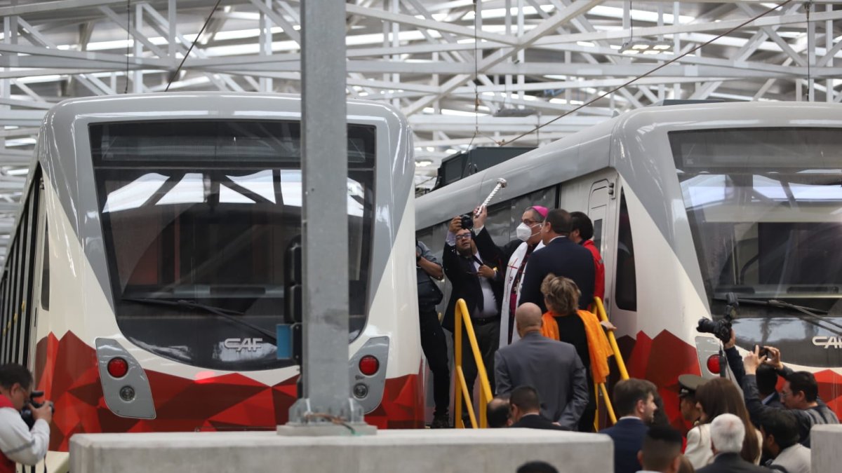 El arzobispo Alfredo Espinosa dio la bendición a los trenes del Metro de Quito en los talleres y cocheras en Quitumbe