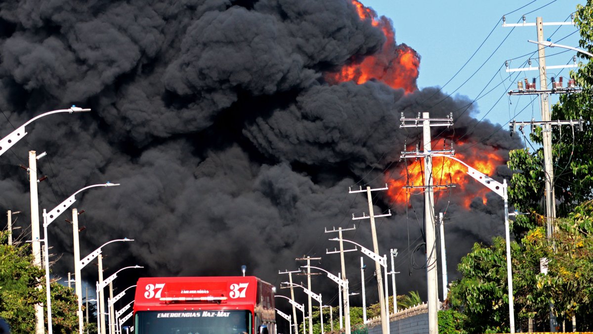 El incendio en un depósito de combustible en la zona industrial de Barranquilla (Colombia). El fuego de grandes proporciones se produjo la madrugada de este miércoles 21 de diciembre de 2022.