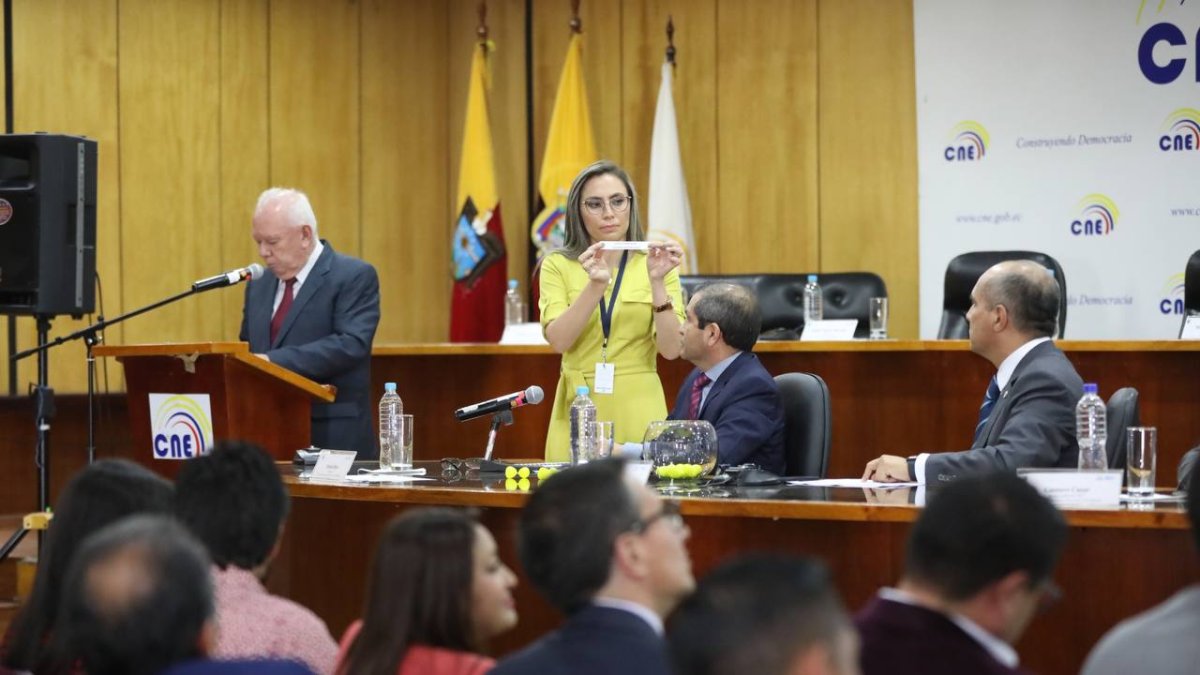 A la ceremonia de sorteo acudieron algunos candidatos tanto a la Alcaldía como a la Prefectura.