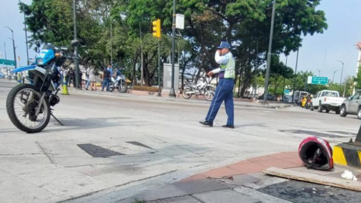El casco de uno de los heridos quedó sobre el parterre de la vía.