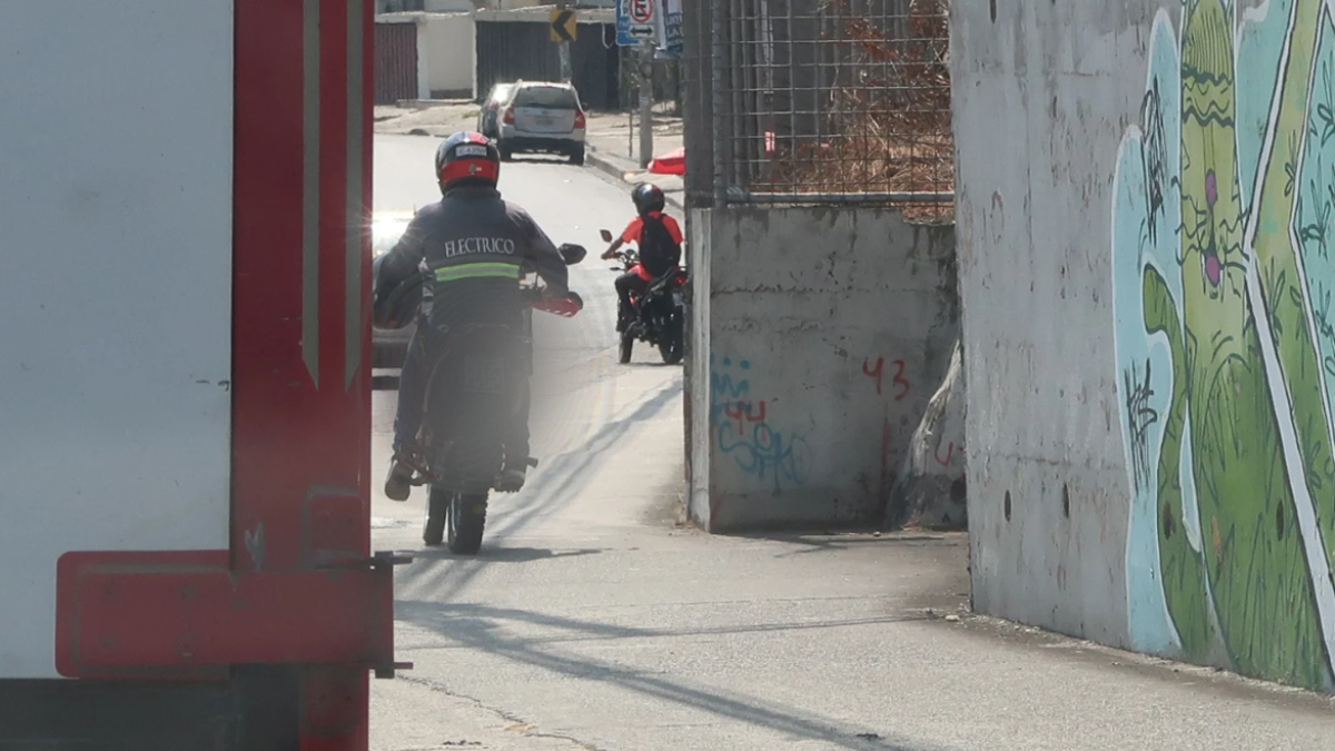 Los motociclistas no respetan el espacio público y nadie los controla.