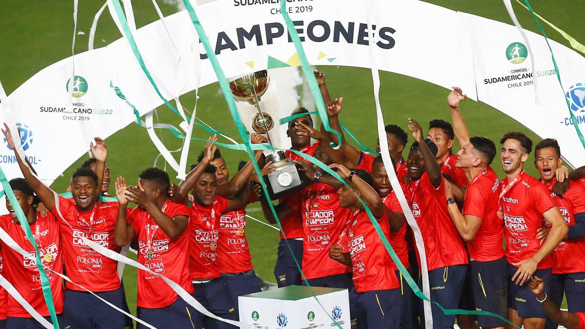 LA SELECCIÓN ECUATORIANA SUB20 SE CORONÓ CAMPEÓN DEL TORNEO.
AME049. RANCAGUA (CHILE), 10/02/2019.- Jugadores de la selección ecuatoriana de fútbol celebran luego de ganar este domingo el campeonato Sudamericano sub'20 disputado en el estadio El Teniente en Rancagua (Chile). EFE/Esteban Garay CHILE FÚTBOL SUDAMERICANO SUB'20.