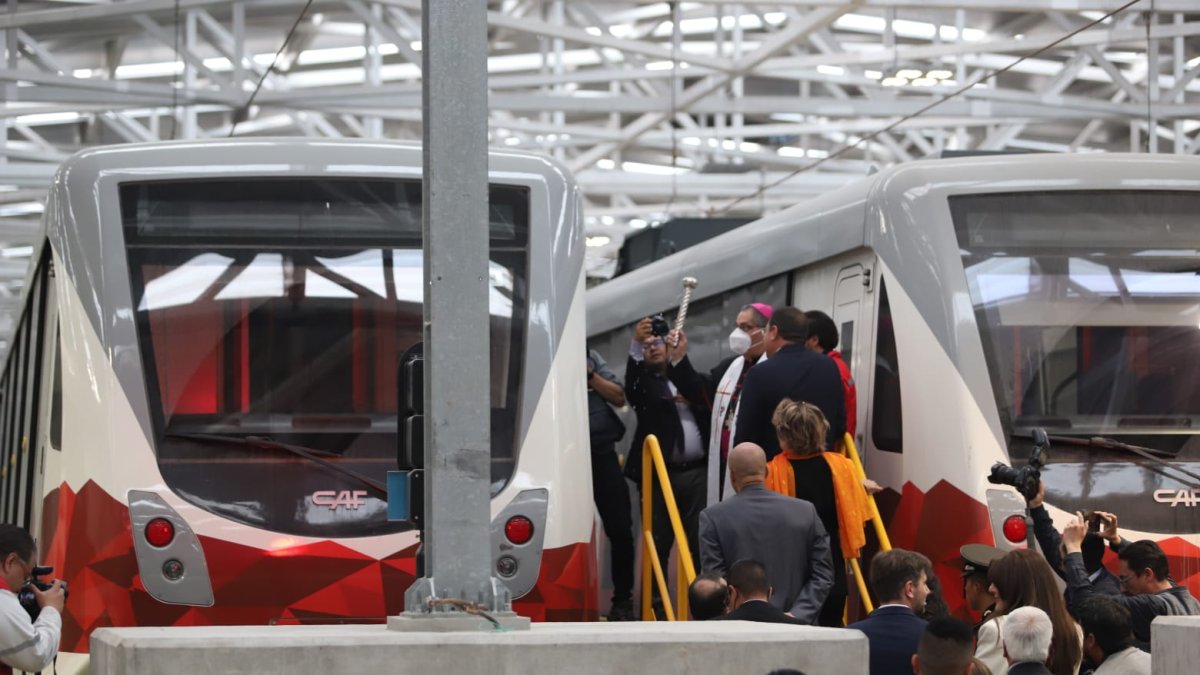 El Metro de Quito recibió la bendición de Monseñor Alfredo Espinosa.