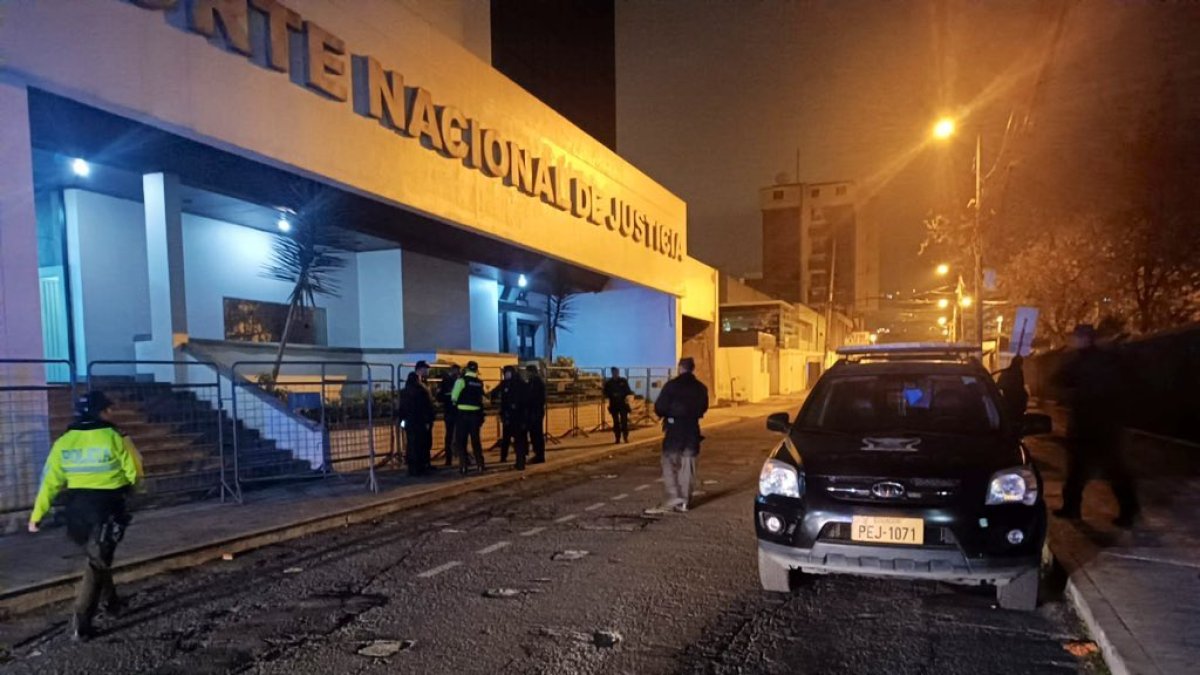 Varios equipos elite de la policía se desplazaron por los dos puntos que estaban bajo alerta.