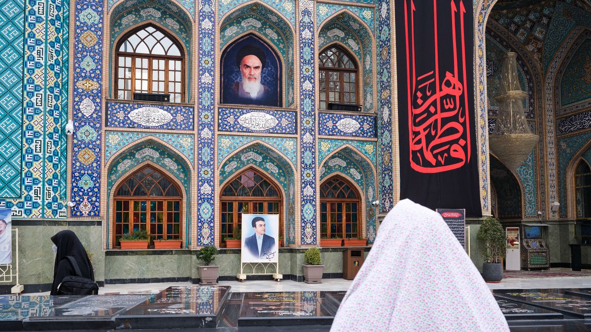 Una mujer reza en el santuario de Saleh del norte de Teherán, donde se recuerda a los mártires fallecidos por la República Islámica de Irán. EFE/Jaime León