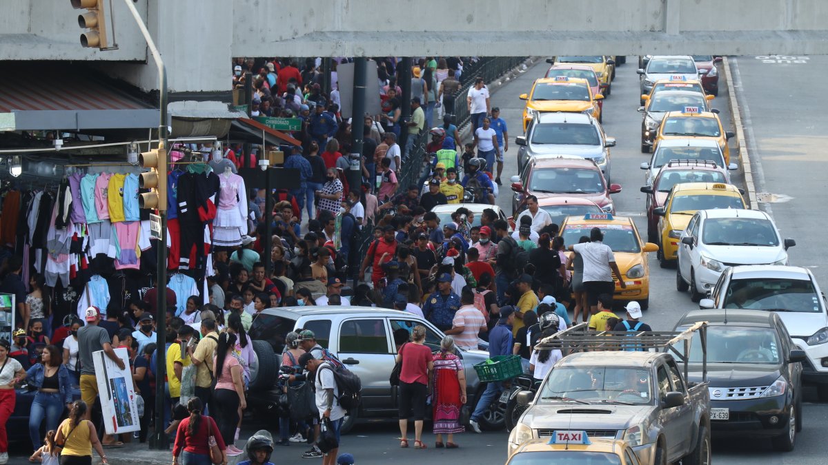 Guayaquil. En las calles del centro no hay donde poner un pie, se queja la ciudadanía que esta semana ha tenido problemas para tomar un bus o un taxi. “Por esta zona o la Orellana ya no quieren pasar”, alertan.