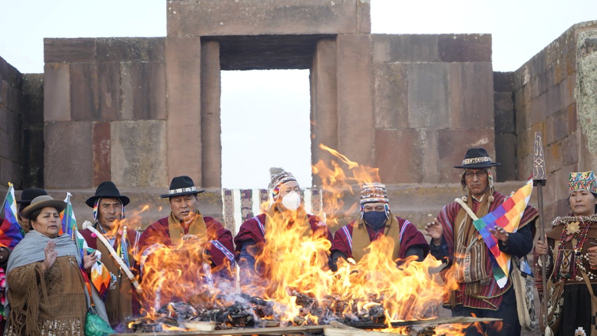 El presidente de Bolivia, Luis Arce (c), y el vicepresidente, David Choquehuanca (d), participan junto a sabios indígenas en una ceremonia del solsticio de verano, en Tiahuanac. /Javier Mamani