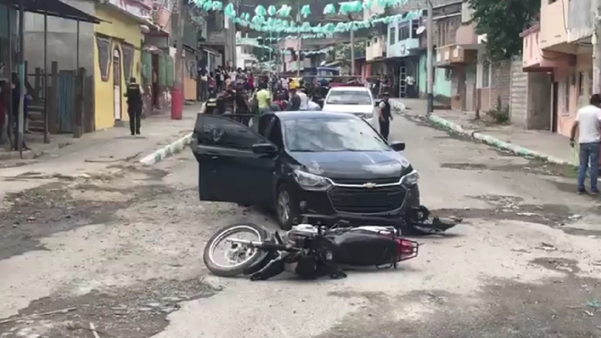 Esmeraldas. Al parecer, las personas que viajaban en el carro, habrían tratado de tumbar a sus atacantes.