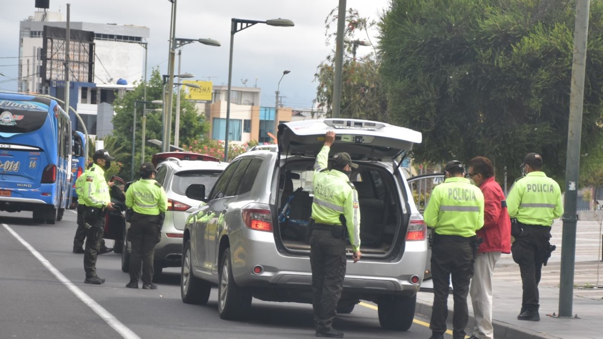 Ambato. Elementos policiales ejecutan uno de los tantos operativos de control en esta capital provincial.
