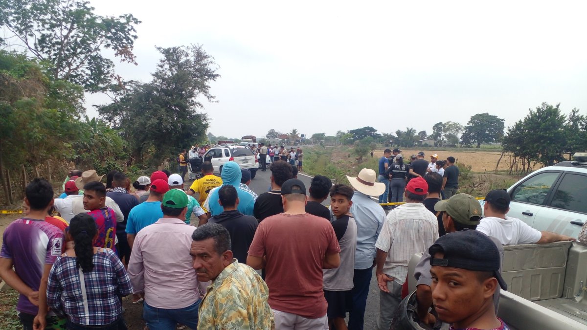 Investigación. La policía llega al lugar donde ocurrió el incidentes.