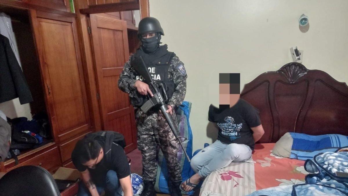 Acción.- La Policía Nacional detiene a una persona acusada de ciberdelito.