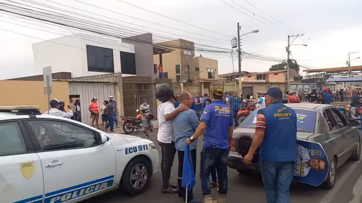 Ataque. Los partidarios de Pincay, en Portoviejo, quedaron conmocionados tras su intento de asesinato.