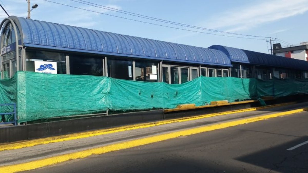 La parada Jipijapa, frente al Ríocentro  está cerrada por reparaciones. No se ha informado cuánto tiempo durarán los trabajos.