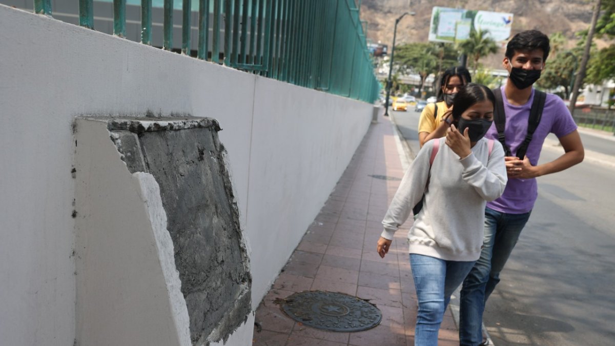 Así quedó el espacio donde estaba la placa que fue robada en la calle Las Monjas, en Urdesa.