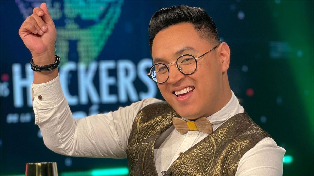 Para algunos puede ser acoso, para él simplemente es buscar la noticia y conseguir su objertivo.