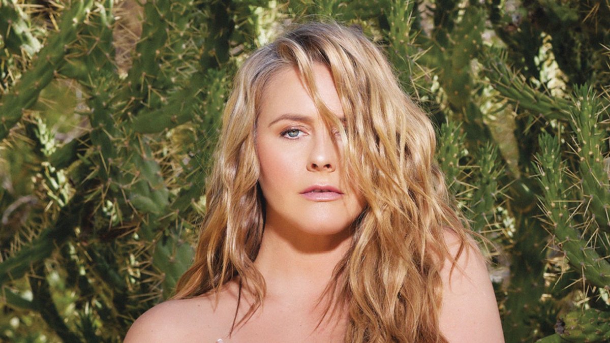 La actriz saltó a la fama en la década del 90 gracias a los videoclips de Aerosmith y al filme Clueless.