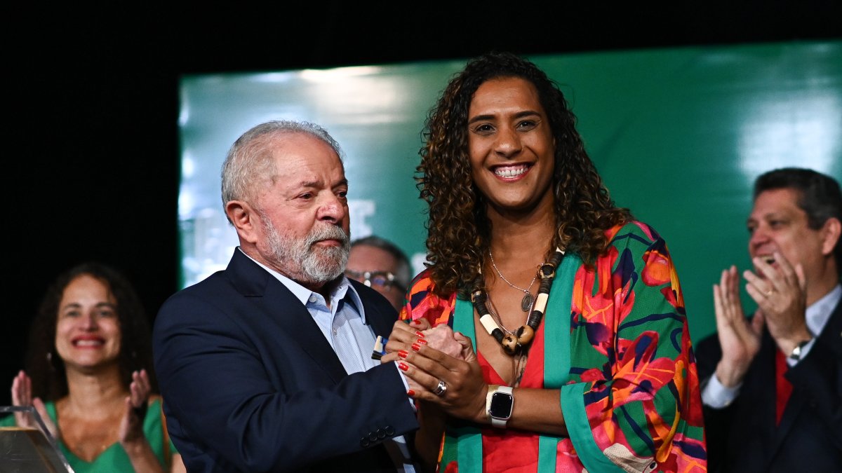 El presidente electo de Brasil, Luiz Inácio Lula da Silva, junto a la ministra de Igualdad Racial, Anielle Franco. Se elevará a 37 el número de ministerios, frente a los 23 de Jair Bolsonaro.