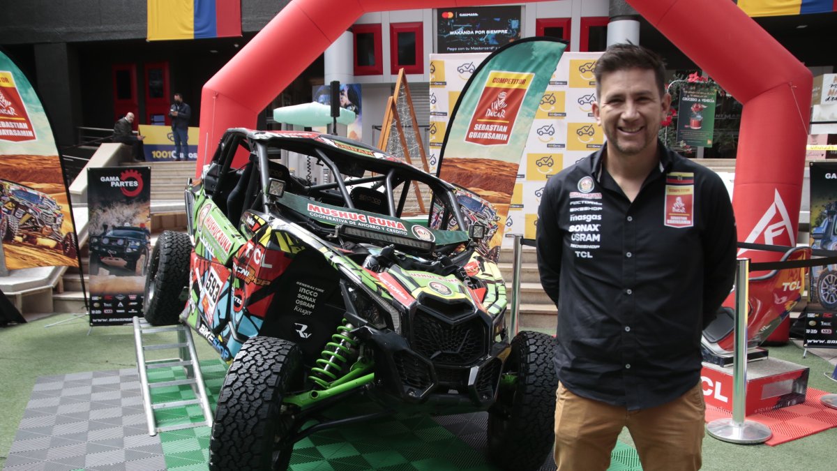 Sebastian Guayasamín presentó el auto con el cual participará en el Dakar.