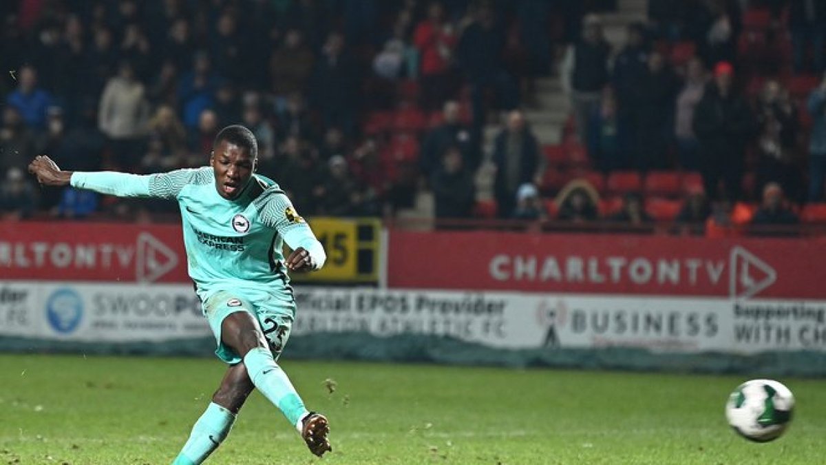 Moisés Caicedo, volante ecuatoriano del Brighton, erró su lanzamiento desde el punto penal.