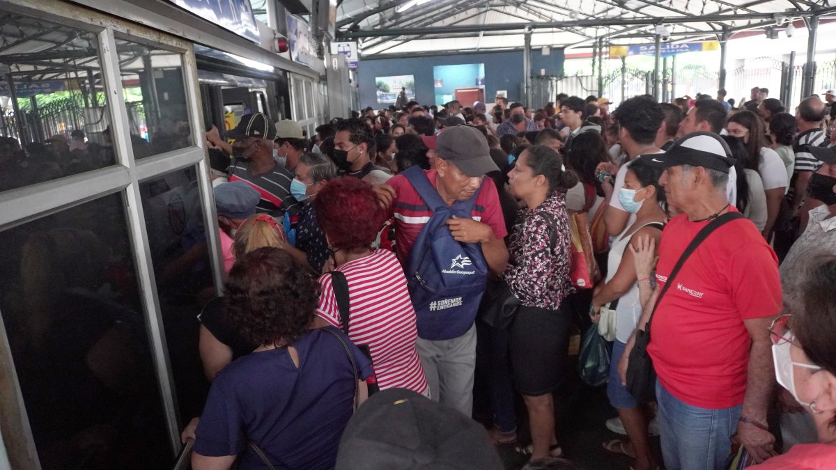 1. Al bajarse de la unidad.  

Las personas tratan de no perder de vista sus pertenencias colocándolas en la parte de al frente. Gran parte del día, las paradas se encuentran repletas de usuarios que buscan un bus.