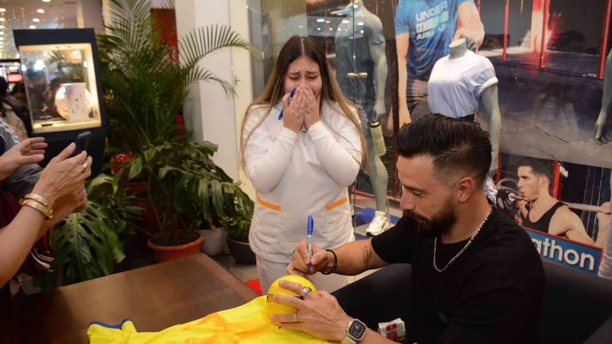 . La alegría por tener cerca al guardameta nacionalizado Hernán Galíndez y obtener un recuerdo de él generó sensaciones de emoción en varias fanáticas.