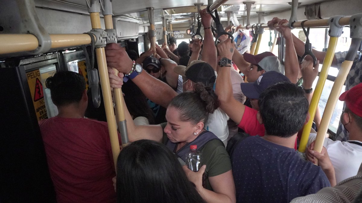 Las personas van dándose apretujones en el interior del bus