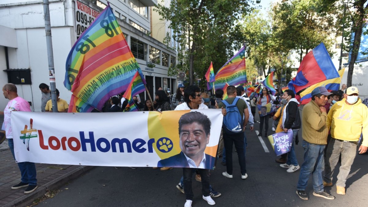 Los partidarios de Yunda cerraron por algunos minutos la calle aledaña al Tribunal Contencioso Electoral.