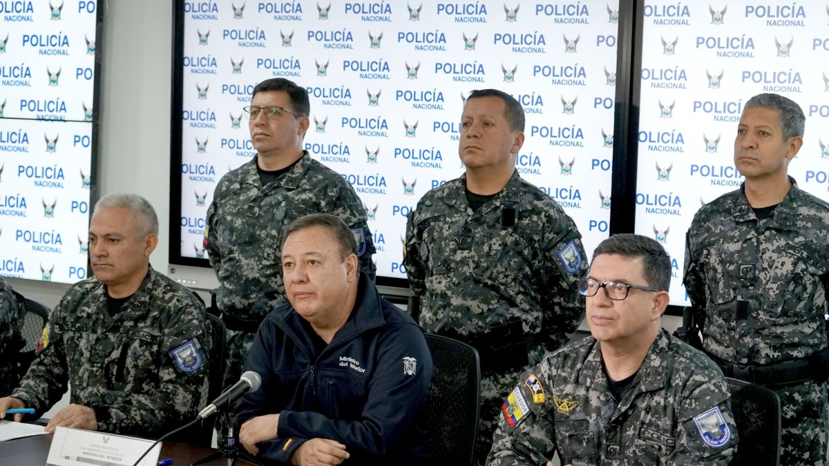 El ministro del Interior, Juan Zapata (centro), durante una rueda de prensa del 1 de noviembre pasado, junto a autoridades de la Policía.