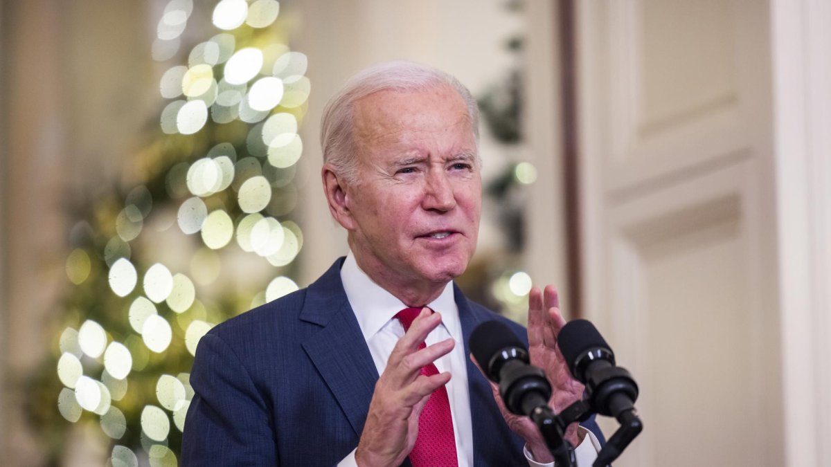 El presidente de los Estados Unidos, Joe Biden, pronuncia un discurso navideño desde la Casa Blanca en Washington.