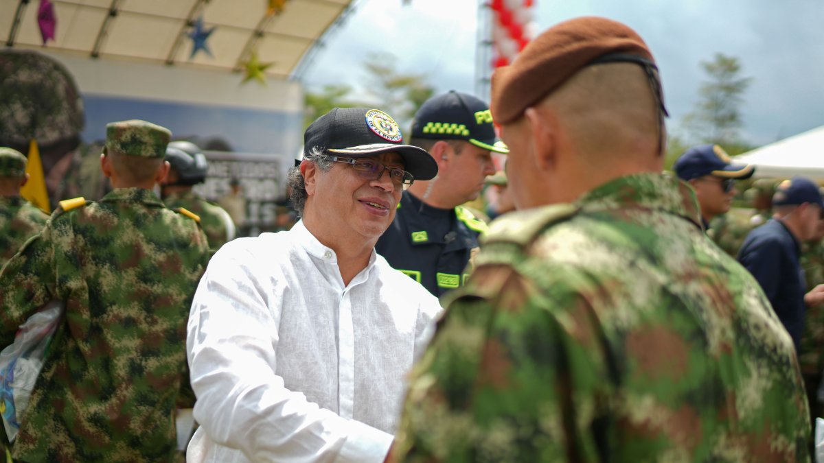Gustavo Petro (i) entregando un regalo navideño a un soldado hace pocos días, en Saravena (Colombia).