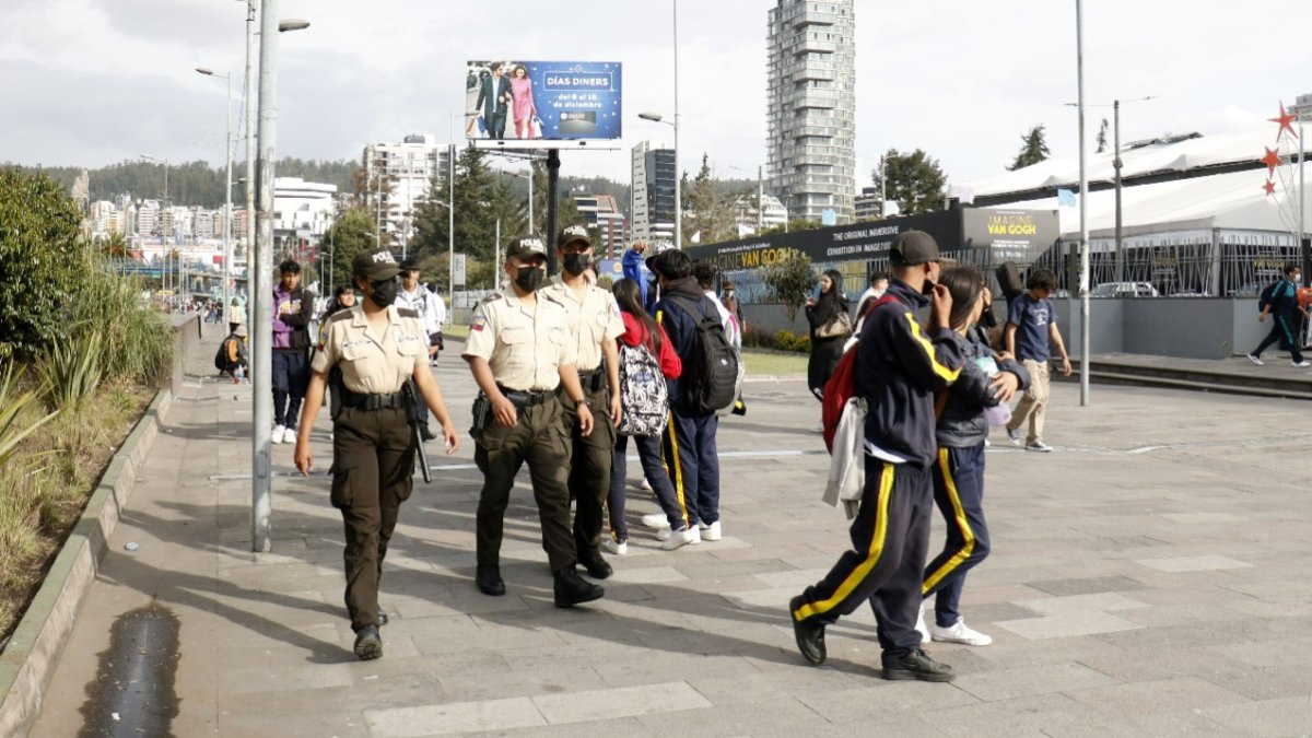 En grupos de 12 uniformados se hacen patrullajes en las zonas consideradas de mayor riesgo. Para los operativos se ha dispuesto la movilización de más de 3.000 uniformados.