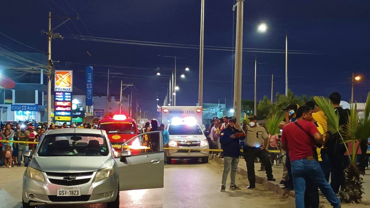 Incidente. El carro que conducía Edwin Villacrés quedó en media calle.