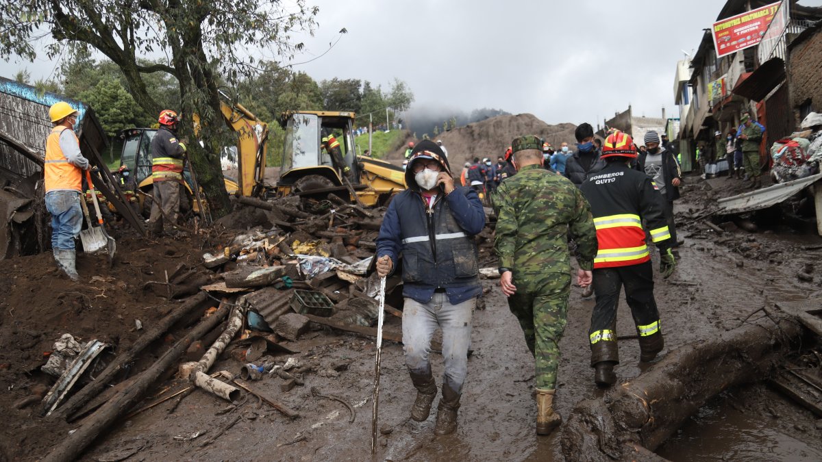 Moradores y militares unieron fuerzas luego del deslave que afectó a La Comuna y La Gasca el 31 de enero de  2021.