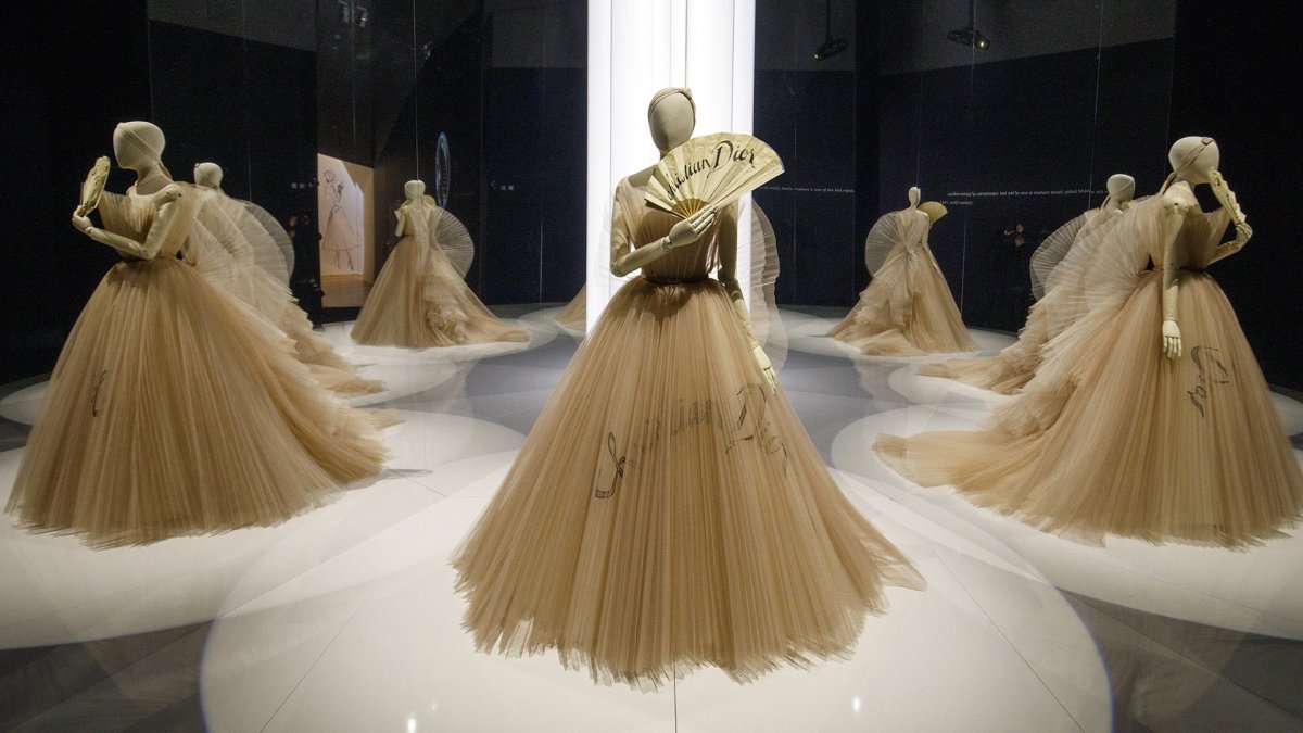 Los vestidos Eventail de vos Hazards de Maria Grazia Chiuri se exhiben en la exposición 'Christian Dior: Designer of Dreams'