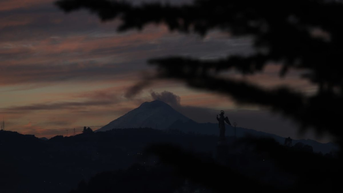 La columna de ceniza se desplazó con dirección al sur.