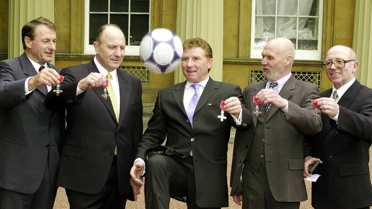 George Cohen, segundo por la izquierda, junto a sus compañeros campeones del mundo en 1966 Roger Hunt, Alan Ball, Ray Wilson y Nobby Stiles, el día que fueron nombrados Miembros de la Orden del Imperio Británico, el 7 de marzo de 2000.