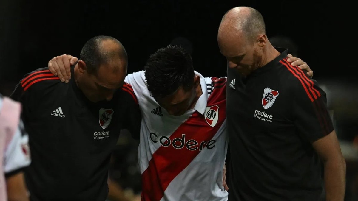 Matías Kranevitter, volante de River, deja el campo de juego tras su dolencia.