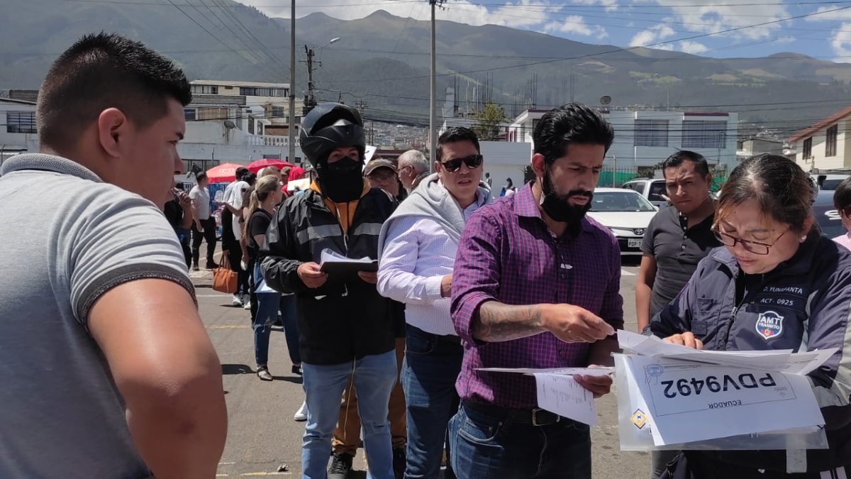 Ni el fuerte sol persuadió a los ciudadanos de no hacer la fila para obtener las placas de metal.