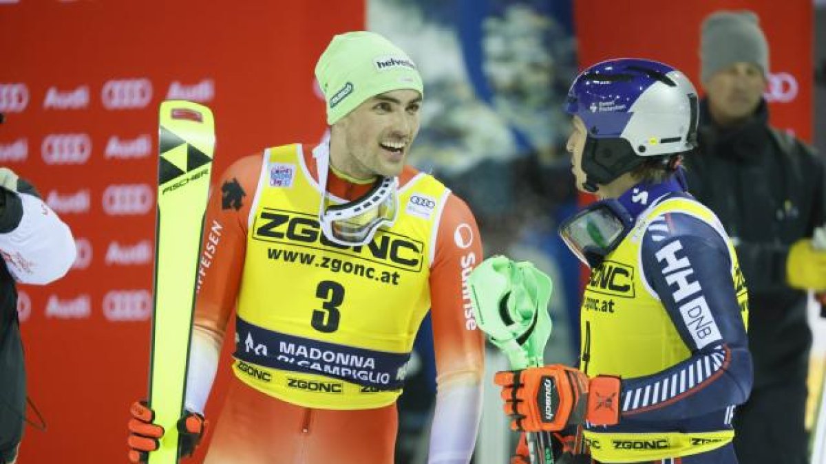 Daniel Yules (i) se muestra feliz tras lograr su victoria en la nieve italiana.