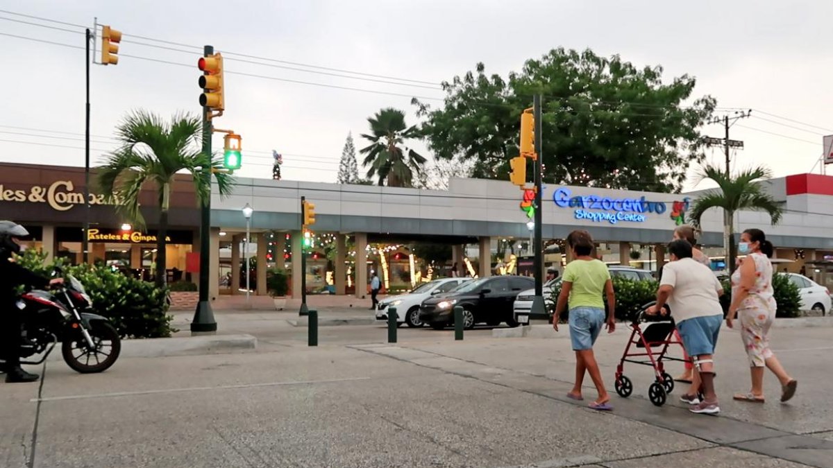 Sauces. Las personas ya logran cruzar la avenida Agustín Freire por los semáforos colocados.