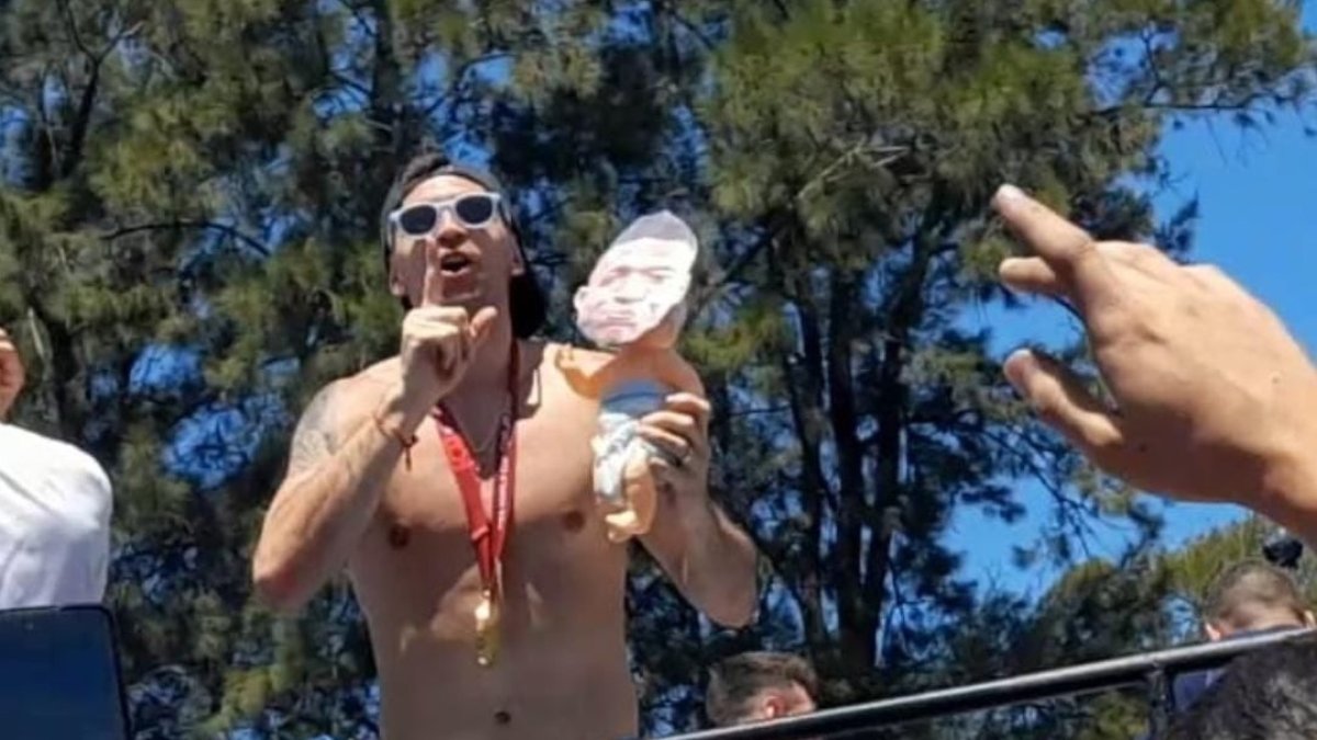 Emiliano Martínez destejó con un muñeco que tenía el rostro de Mbappé