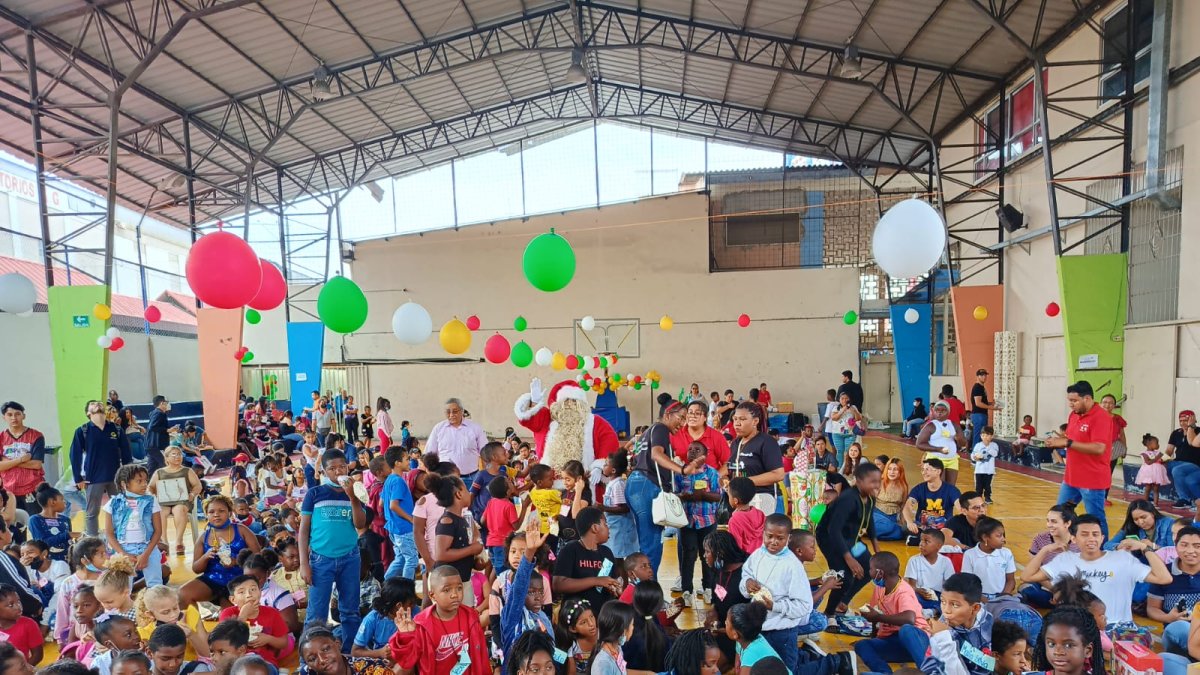 Algarabía. El grupo Regalando Sonrisas este año festejó la Navidad con 480 niños de varios barrios de la Isla Trinitaria, sur porteño.