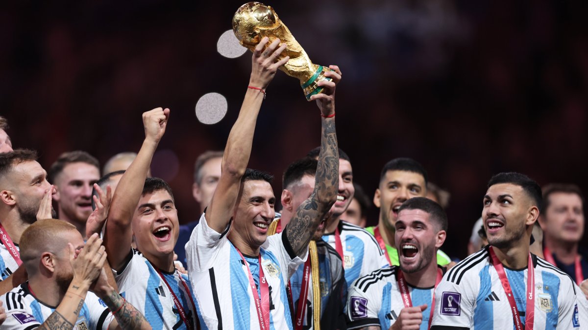 El futbolista y campeón del mundo argentino, Ángel Di María (c), seguirá defendiendo los colores de su país.