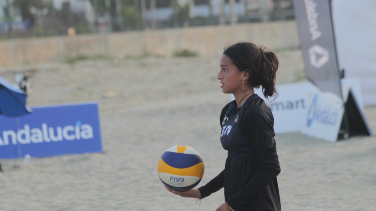 Scarlette Párraga durante una de sus ejecutorias en el voley de playa.