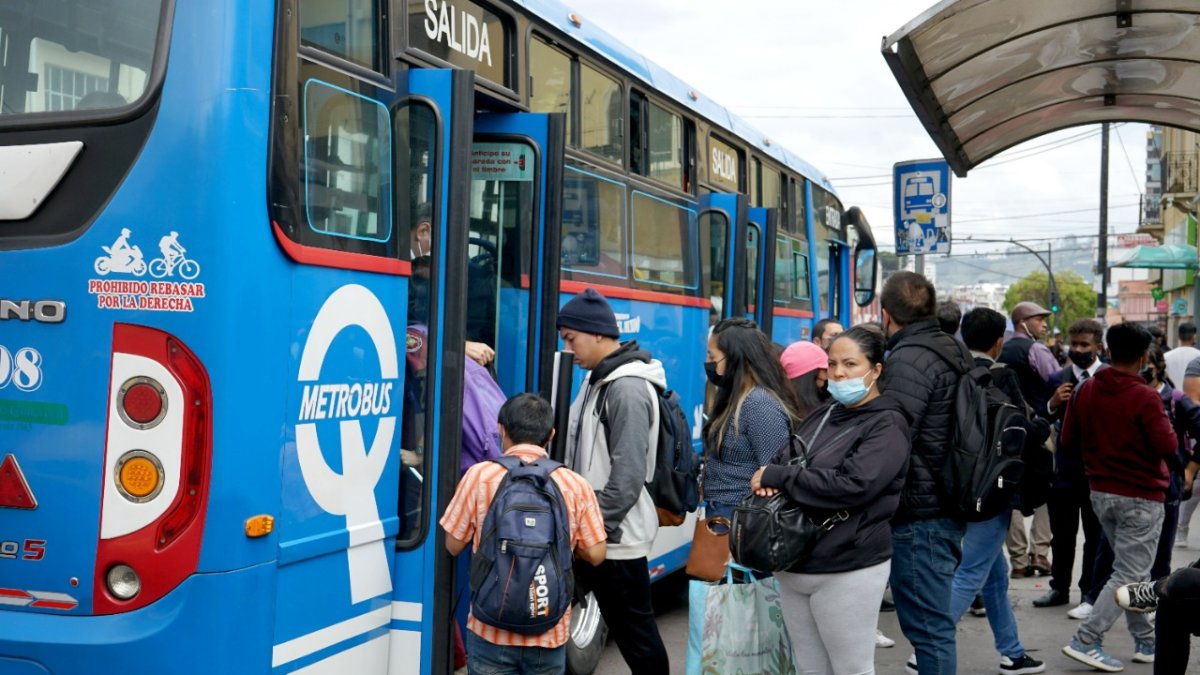 Los robos también se producen cuando las personas luchan por subir a los buses.