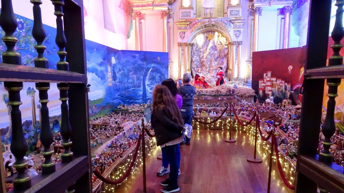 Proceso. Para armar su pesebre, Martha lo organizó por espacios, en los que se muestran distintas figuras.